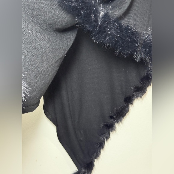 Chico’s Black Knit Faux Fur Trim Poncho – Size S/M (NWT) - Picture 6 of 9